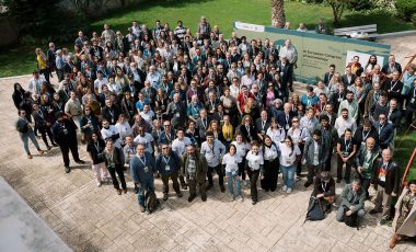 Skupina ljudi u parku - zračni snimak.